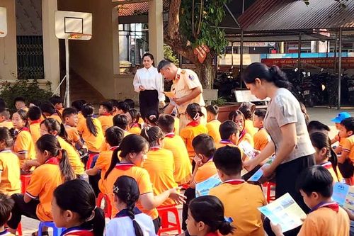 Hơn 600 giáo viên và học sinh huyện Bảo Yên được hướng dẫn tham gia giao thông đường sắt an toàn