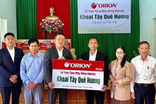 Đức Trọng: Trao máy sản xuất nông nghiệp cho Tổ hợp tác sản xuất khoai tây xã Tà Hine