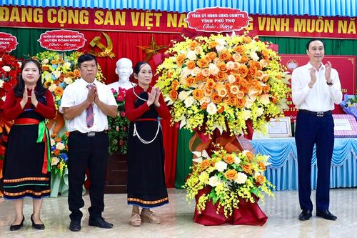 Phó Bí thư Thường trực Tỉnh ủy Phùng Khánh Tài dự Ngày hội Đại đoàn kết tại Đoan Hùng