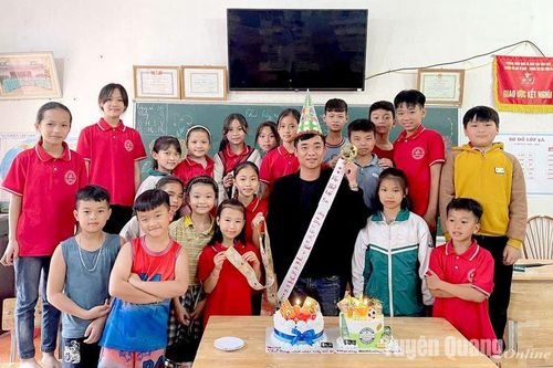 Những người 'lái đò' trên núi