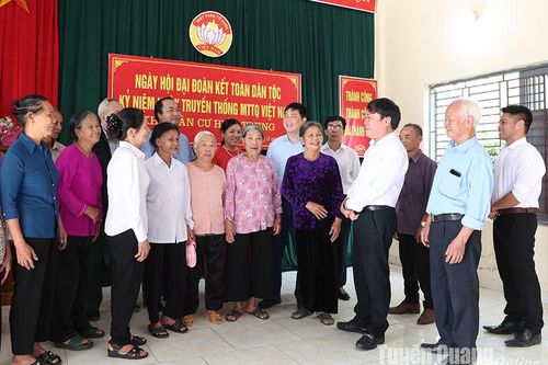 Tổng Biên tập Báo Tuyên Quang Mai Đức Thông dự Ngày hội Đại đoàn kết toàn dân tộc tại xã Đại Phú