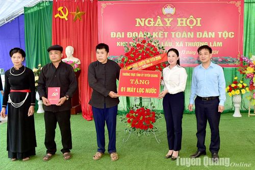 Phó Bí thư Thường trực Tỉnh ủy, Chủ tịch HĐND tỉnh Lê Thị Kim Dung dự Ngày hội Đại đoàn kết toàn dân tộc tại Lâm Bình