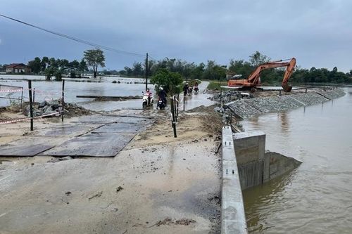 Người dân phản ánh việc thi công công trình sông Rào Cùng gây ngập, ảnh hưởng hoa màu