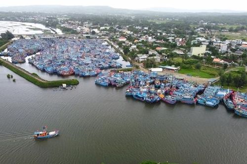 Về tránh bão, nhiều tàu cá Quảng Ngãi không có chỗ trú