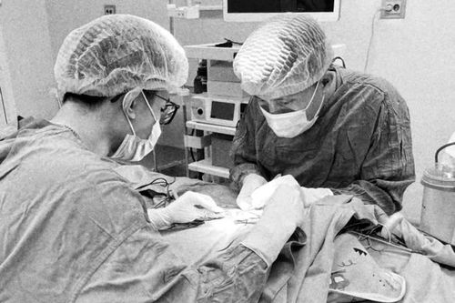 Cấp cứu kịp thời thoát vị bẹn nghẹt cho bé gái 26 ngày tuổi