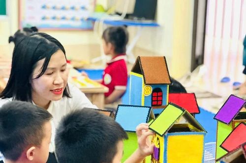 Cô giáo mầm non mẫu mực trong nghề, tận tâm với trẻ