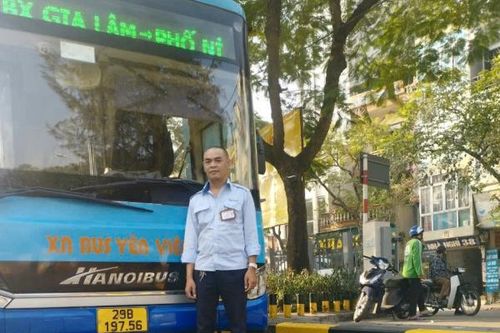 Lái xe, phụ xe buýt nhanh trí chặn kẻ móc túi, lấy lại tài sản cho hành khách