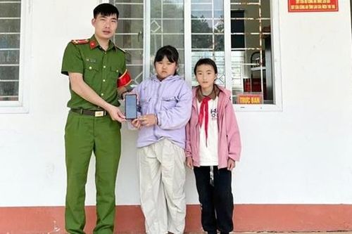 Nhặt được của rơi, 2 học sinh trả lại người đánh mất