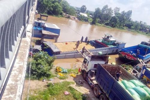 Đình chỉ hoạt động của bến thủy không phép trên sông Giang Thành