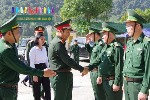 Thượng tướng Phùng Sĩ Tấn, Phó Tổng Tham mưu trưởng Quân đội nhân dân Việt Nam thăm và làm việc tại Đồn biên phòng Đức Long