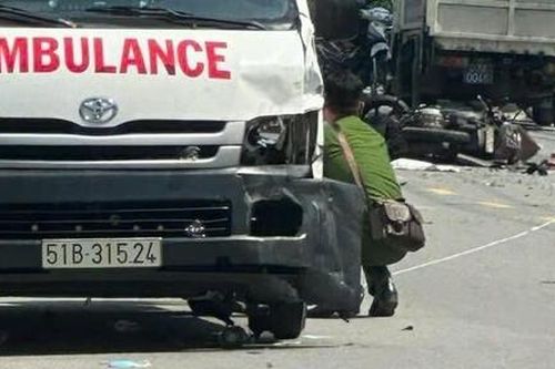 Xe máy tông trực diện xe cứu thương, một phụ nữ tử vong tại chỗ