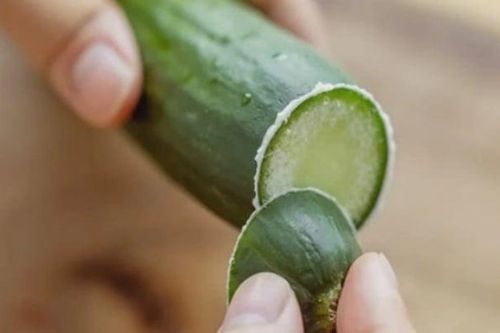 Tại sao khi ăn dưa chuột phải chà xát 2 đầu?