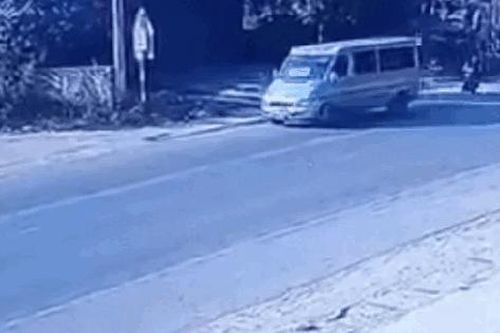 Ngã xuống đường sau va chạm với xe khách, người đi xe máy bị xe tải cán trúng