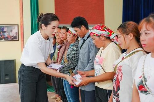 Tin tối 12/11: Hoa hậu Kỳ Duyên kêu gọi thành công 5 ngôi trường cho các trẻ em vùng cao; giá vàng lao dốc mất phanh, vàng nhẫn giảm thê thảm