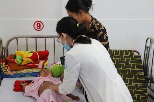 Cứu sống bệnh nhi Campuchia bị bệnh tim hiếm gặp