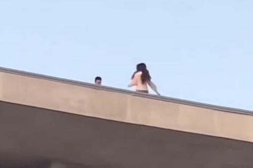 Clip: Cô gái tạo dáng, chụp hình trên nóc Bảo tàng Lịch sử quân sự Việt Nam gây phẫn nộ