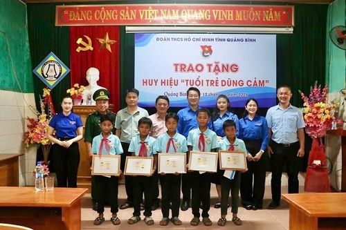 Quảng Bình: Trao Huy hiệu 'Tuổi trẻ dũng cảm' cho đội viên Liên đội trường PTDT nội trú