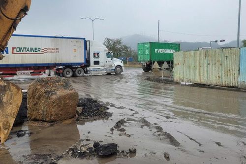 Đà Nẵng: Phương tiện nối nhau hàng cây số chờ qua nút giao Hoàng Văn Thái - Nam Hải Vân