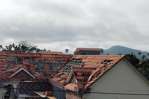 Quảng Ngãi: Gió lốc trong đêm làm tốc mái 36 ngôi nhà