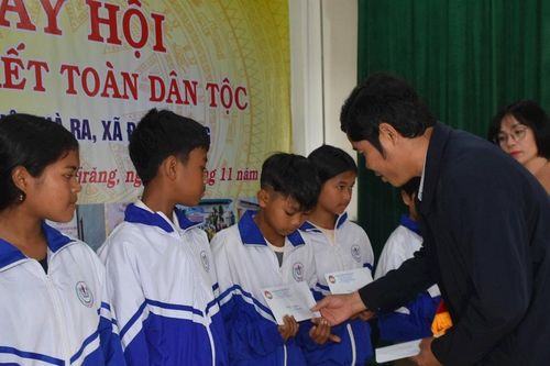 Huy động các nguồn lực từ cộng đồng chăm lo, giúp đỡ người nghèo