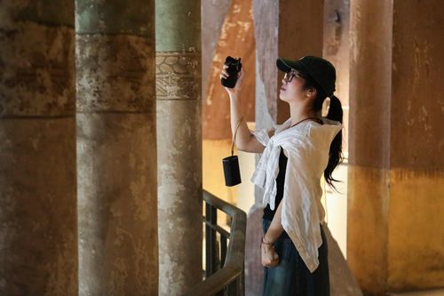 Đại học Tổng hợp gây sốt khi lần đầu mở cửa đón khách