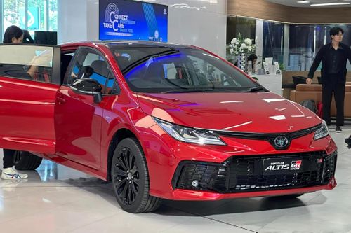 Cận cảnh Toyota Corolla Altis GR Sport 2025