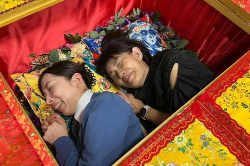 'Suy ngẫm về cuộc đời' tại quán cà phê quan tài ở Nhật Bản