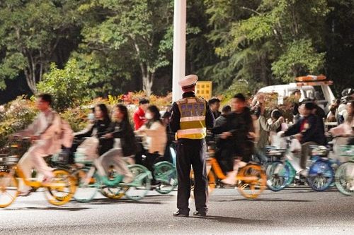 Trung Quốc dẹp trào lưu ăn đêm 'hành xác' tại Khai Phong