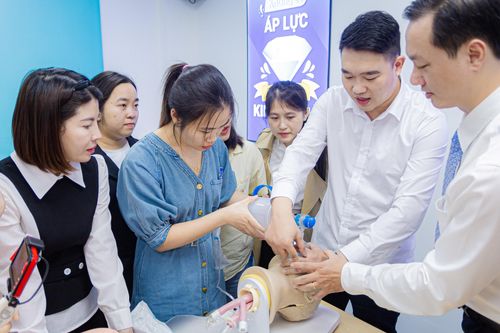 Long Châu đầu tư đào tạo chuyên sâu bác sĩ, điều dưỡng tiêm chủng