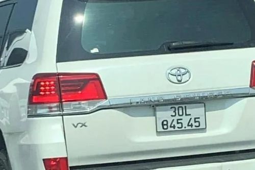 Xử lý tài xế ô tô dán băng dính che biển số đi trên cao tốc