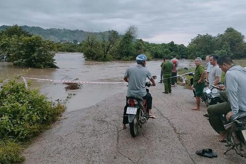 Gia Lai: Ngập cầu tràn, 200 hộ dân bị cô lập