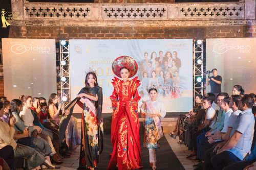 Hoa hậu Di Sản áo dài Việt Nam biểu diễn thời trang tại Thành cổ Sơn Tây