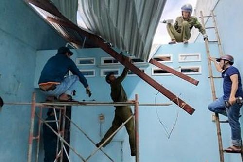 Quảng Ngãi: Lốc xoáy làm tốc mái 36 nhà dân