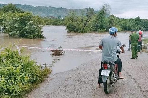 Gia Lai: Mưa lớn làm ngập ngầm tràn, 200 hộ dân bị cô lập