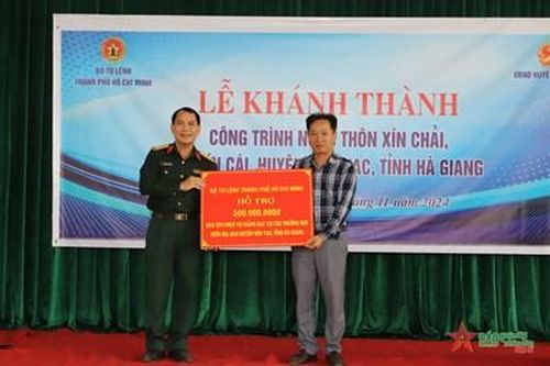 Bộ tư lệnh TP Hồ Chí Minh và nhà hảo tâm hỗ trợ an sinh tại huyện Mèo Vạc (Hà Giang)
