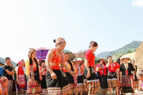 Đồng bào Khơ Mú ở Nghệ An vui ngày hội Đại đoàn kết