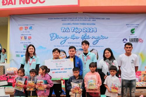 Sinh viên mang yêu thương đến với trẻ vùng cao
