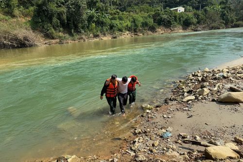 Kịp thời cứu nạn công dân Trung Quốc bị nước cuốn trên sông