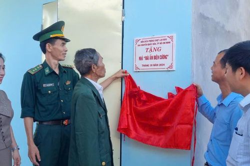 Khánh thành và bàn giao nhà cho quân nhân, người dân có hoàn cảnh khó khăn nơi biên giới