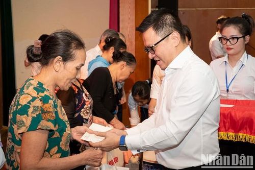 Báo Nhân Dân thăm và tặng quà cho các gia đình khó khăn ngày hội Đại đoàn kết dân tộc