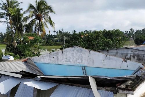 Gió lốc trong đêm, hàng chục ngôi nhà ở Quảng Ngãi bị tốc mái