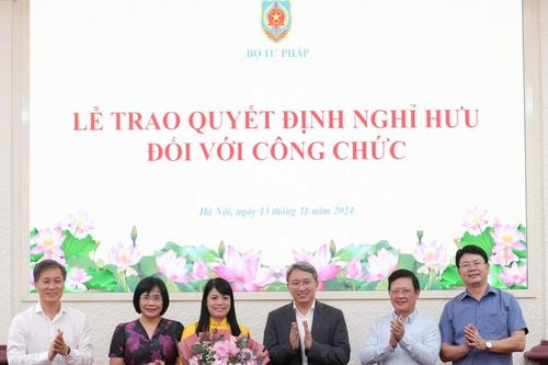 Bộ Tư pháp trao Quyết định nghỉ hưu cho công chức