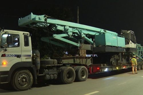 Tạm giữ xe đầu kéo chở hàng siêu trường, siêu trọng với nhiều lỗi vi phạm