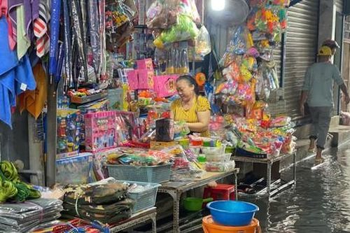 Mưa là ngập, tiểu thương ở TPHCM 'than trời'