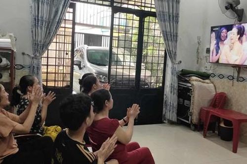Cả xóm kéo đến nhà Hoa hậu Thanh Thủy ở Đà Nẵng