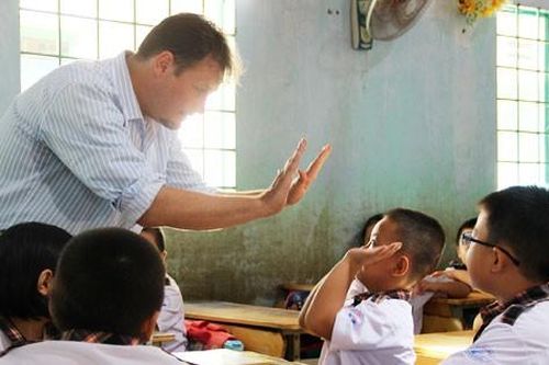 Chi thêm chục triệu luyện ngoại ngữ, nửa câu cũng không dám nói