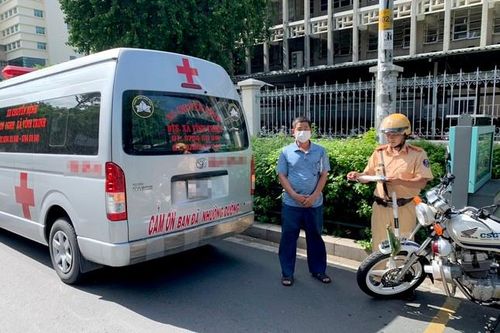 Thanh Hóa xuất hiện tình trạng phương tiện giao thông tự ý sử dụng còi, cờ, đèn ưu tiên