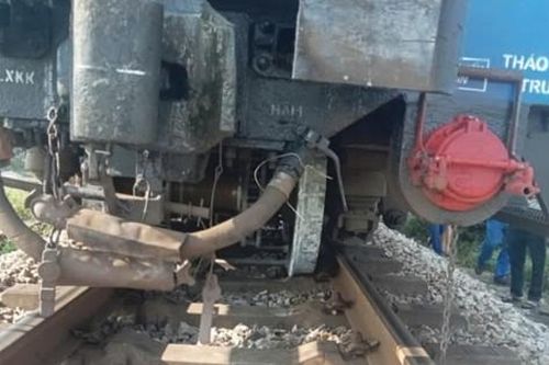 Tàu hỏa chở khách trật bánh khỏi đường ray qua Hà Tĩnh