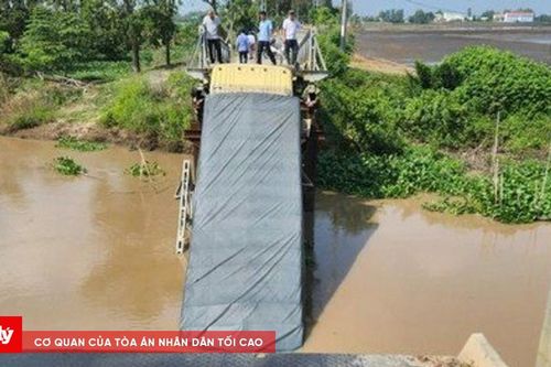 Xe tải làm sập cầu ở An Giang