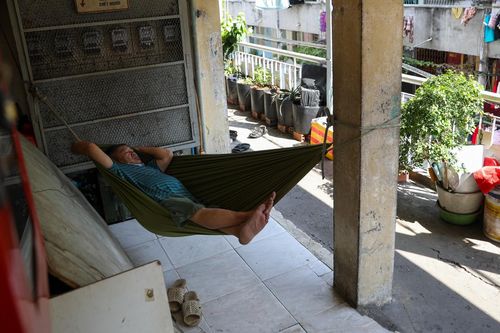 Mắc võng ngủ, bắc bếp nấu cơm ngoài hành lang ở 2 chung cư gần 60 năm tuổi